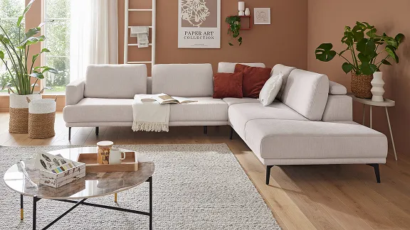 Interliving Sofa der Serie 4450 mit Tisch im Vordergrund